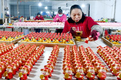 鄉(xiāng)村微工廠 樹(shù)脂工藝品遠(yuǎn)銷海外